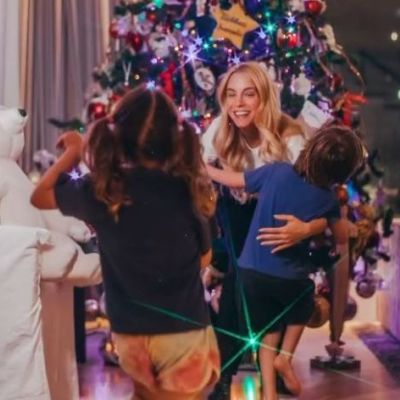 Ο μικρός βοηθός του Άη Βασίλη ο γιος της Δούκισσας Νομικού - Στόλισε το χριστουγεννιάτικο δέντρο