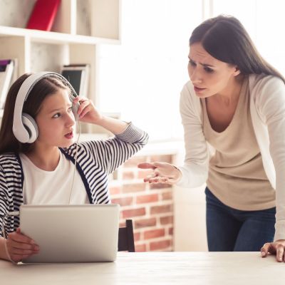 Έρευνα: Ένα δισεκατομμύριο νέοι κινδυνεύουν με απώλεια ακοής λόγω ακουστικών & δυνατής μουσικής