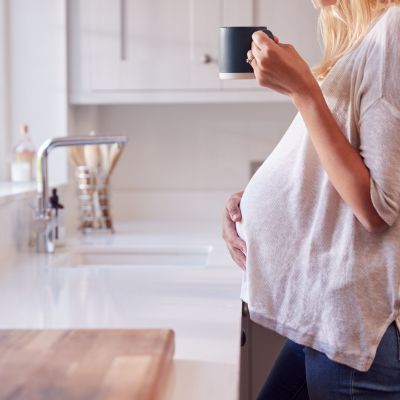 Μπορώ να πίνω καφέ χωρίς καφεΐνη ενώ είμαι έγκυος;