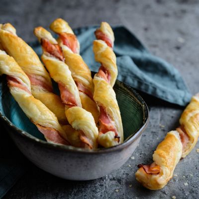 Σφολιατίνια στριφτά με μπέικον - Σνακ για πάρτι, το σχολείο και όχι μόνο