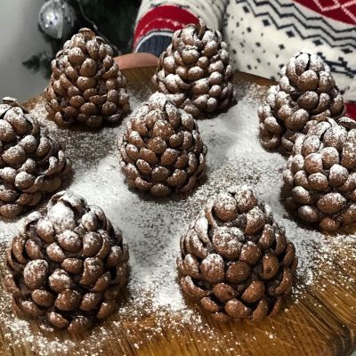 Φτιάξτε με τα παιδιά σας σοκολατένια κουκουνάρια με 4 υλικά