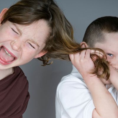 Τι να κάνετε αν το παιδί σας γίνεται επιθετικό απέναντι σε φίλους & συμμαθητές