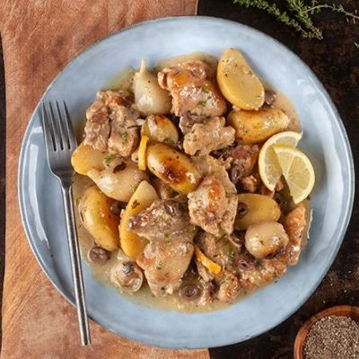 Ζουμερό κοτόπουλο λεμονάτο με baby πατάτες και ελιές στη χύτρα ταχύτητας