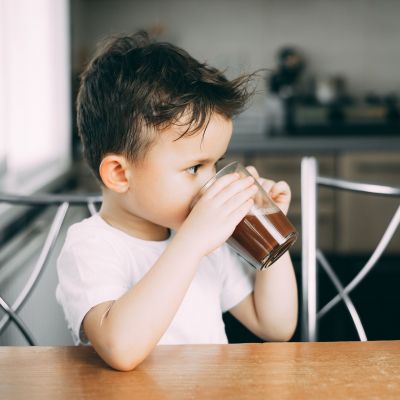 Κάνει ή όχι η ζεστή σοκολάτα για τον ερεθισμένο λαιμό;