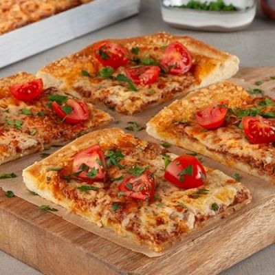 Λαχμαντζούν ταψιού - Θυμίζει πίτσα με κιμά και τυρί