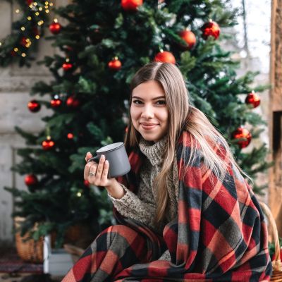 Χριστουγεννιάτικη διακόσμηση μπαλκονιού: Στολίστε το με λαμπάκια, μπάλες, γιρλάντες