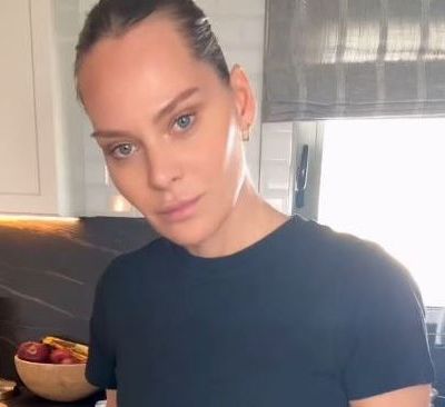 Υβόννη Μπόσνιακ: H συνταγή της για την πιο γρήγορη λεπτή και τραγανή pizza που έχετε φτιάξει