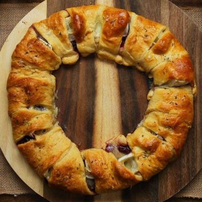 Συνταγή για εύκολο γλυκό με μαρμελάδα cranberry και brie