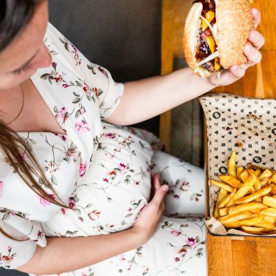 Junk food στην εγκυμοσύνη: Ποια είναι η σύνδεση με την προδιάθεση παχυσαρκίας στο παιδί
