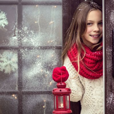 Ιδέες για να διακοσμήσετε χριστουγεννιάτικα τα παράθυρα του σπιτιού σας με μαρκαδόρους κιμωλίας