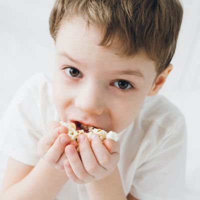 Γιατί οι ειδικοί προειδοποιούν να μη δίνετε ποπ κορν σε μικρά παιδιά