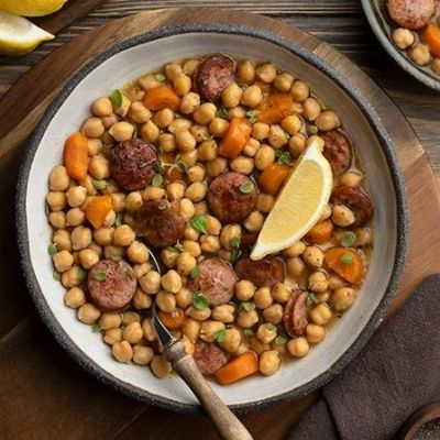 Ρεβιθάδα με χωριάτικο λουκάνικο - Μια εύκολη συνταγή για όλη την οικογένεια