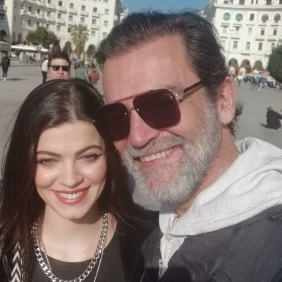 Κωνσταντίνος Καζάκος: Ο γιος και η κόρη του περπατούν χέρι - χέρι (βίντεο)