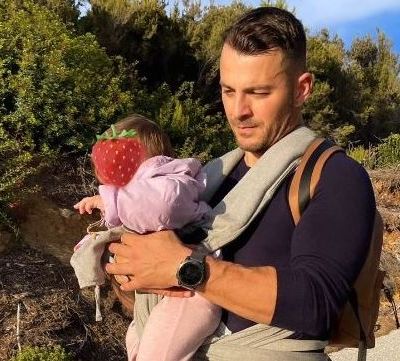 Ο Γιώργος Αγγελόπουλος δημοσίευσε φώτο που τον δείχνει να έχει κοντά στο στήθος του την κόρη του