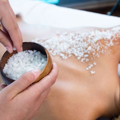 Γιατί να εντάξετε το αλάτι στη ρουτίνα ομορφιάς σας