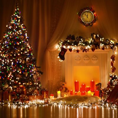 Χριστουγεννιάτικη διακόσμηση με φωτάκια: Στολίστε τα παράθυρα, το τζάκι, τη σκάλα, την κουζίνα