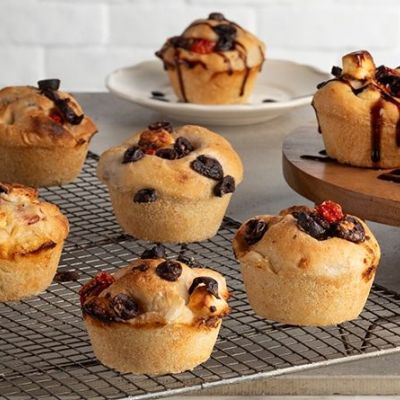 Αλμυρά μεσογειακά muffins με ελιές, φέτα και τοματίνια