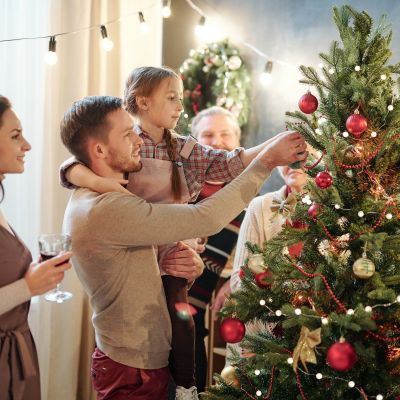 Γιατί είναι σημαντικό να στολίζετε το χριστουγεννιάτικο δέντρο με τα παιδιά