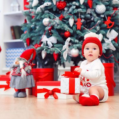 Νήπια και χριστουγεννιάτικο δέντρο: Κανόνες ασφαλείας για γιορτές χωρίς απρόοπτα