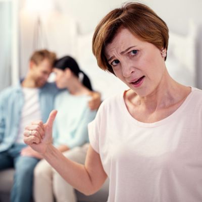 Μια μαμά περιγράφει τα 4 κοινά χαρακτηριστικά της τοξικής πεθεράς και γίνεται viral