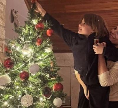 Μαρίνα Ασλάνογλου: Στόλισε με τον γιο της το χριστουγεννιάτικο δέντρο