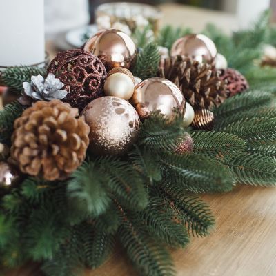 Χριστουγεννιάτικη διακόσμηση με κουκουνάρια: Στολίστε το σπίτι εύκολα και οικονομικά