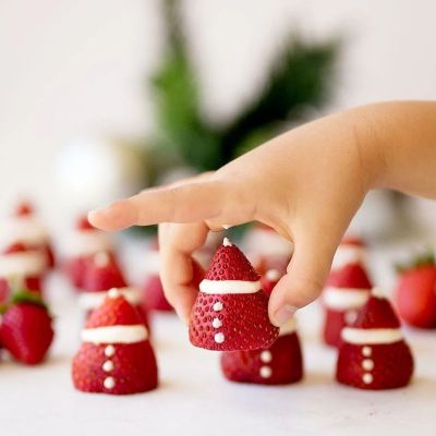 Φτιάξτε φραουλένιους Άγιους Βασίληδες που θα εντυπωσιάσουν μικρούς και μεγάλους