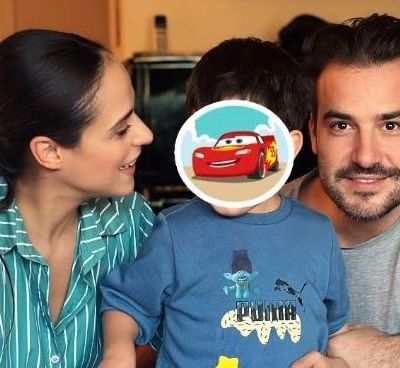 Η Ευαγγελία Συριοπούλου ποζάρει με τα παιδιά της