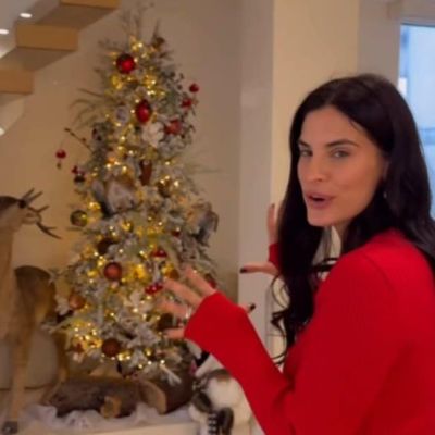 Χριστίνα Μπόμπα: Το χριστουγεννιάτικο δάσος κάτω από τη σκάλα του σπιτιού της