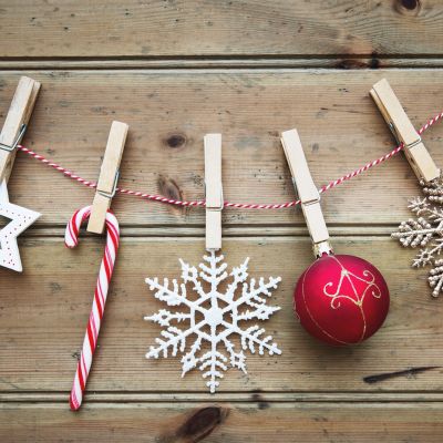 Χριστουγεννιάτικα στολίδια με μανταλάκια που μπορούν να φτιάξουν τα παιδιά