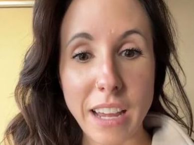 Μαμά αρνείται να στείλει οικογενειακές χριστουγεννιάτικες κάρτες και εξηγεί τον λόγο