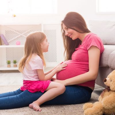 Κινήσεις εμβρύου στη μήτρα: Πότε θα νιώσετε το μωρό και πότε να ανησυχήσετε