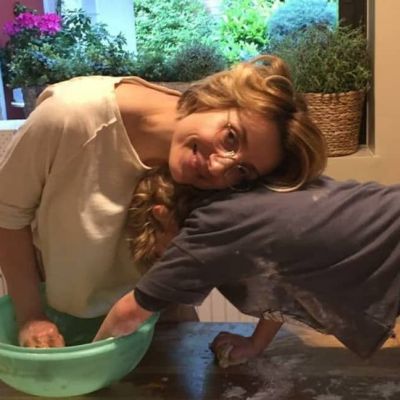 Ευδοκία Ρουμελιώτη: Δημοσίευσε φώτο του pastry chef γιου της μπροστά από το χριστουγεννιάτικο δέντρο