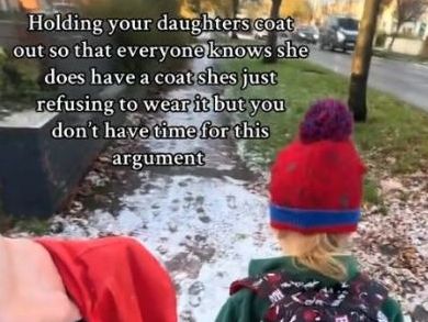 Μαμά ακολουθεί την κόρη της κρατώντας το μπουφάν της και γίνεται viral