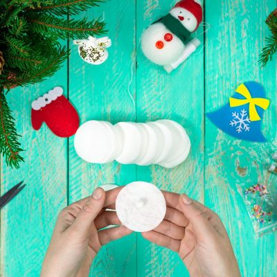 Φανταστική χριστουγεννιάτικη κατασκευή με βαμβακερούς δίσκους ντεμακιγιάζ