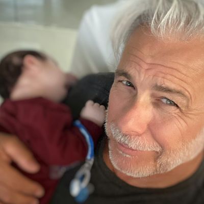 Τρισευτυχισμένος ο Χάρης Χριστόπουλος: Κοιμάται με το μωρό, το φροντίζει και ελέγχει αν αναπνέει