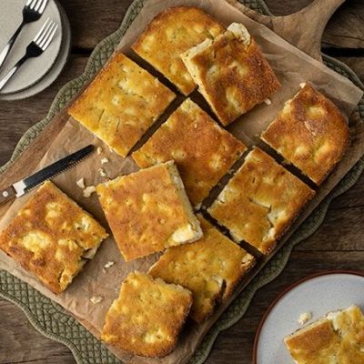 Εύκολη και λαχταριστή τυρόπιτα με σιμιγδάλι