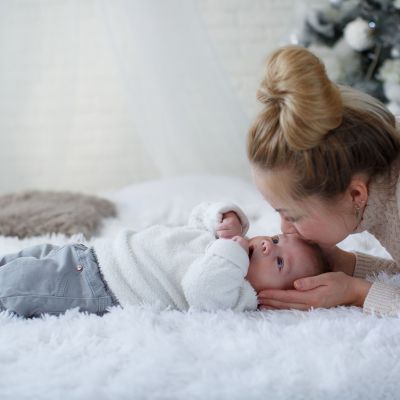 Μελέτη: Οι μητέρες ενισχύουν την «ορμόνη της αγάπης» των μωρών μιλώντας τους με τρυφερά λόγια