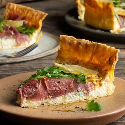 Αλμυρή τάρτα με γιαούρτι, blue cheese και προσούτο