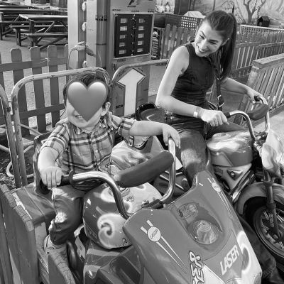 Χρύσα Μιχαλοπούλου: Στόλισε το δέντρο παρέα με τον γιο της