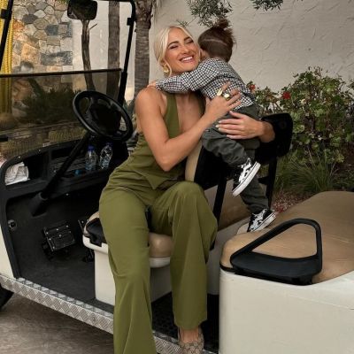 Κι όμως εκεί κόλλησε ο Πάρης τα χριστουγεννιάτικα αυτοκόλλητά του