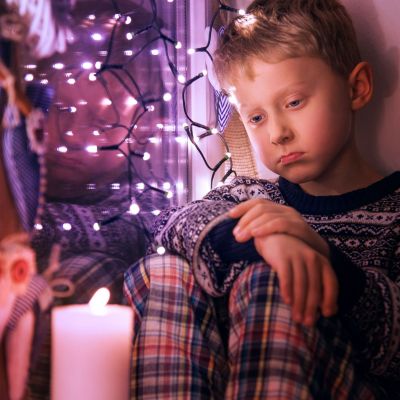 Μελαγχολία στις γιορτές: Πώς να βοηθήσετε το παιδί σας να την αντιμετωπίσει