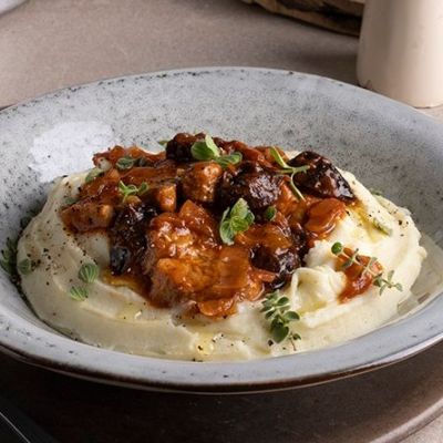 Κοκκινιστό χοιρινό με δαμάσκηνα - Συνοδεύστε το με πουρέ