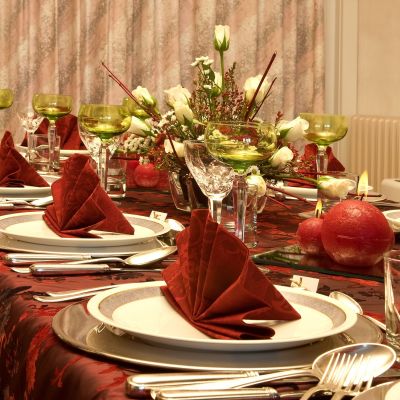 Χριστουγεννιάτικο τραπέζι: 10 ιδέες για κομψή και ζεστή διακόσμηση