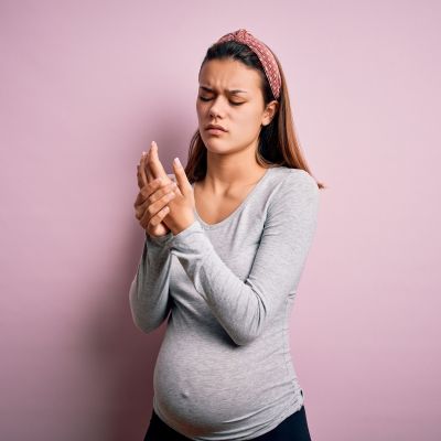 Σύνδρομο καρπιαίου σωλήνα στην εγκυμοσύνη: Πώς να ανακουφιστείτε