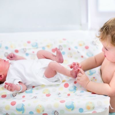 Τα καλύτερα δώρα για το αδερφάκι του νεογέννητου μωρού