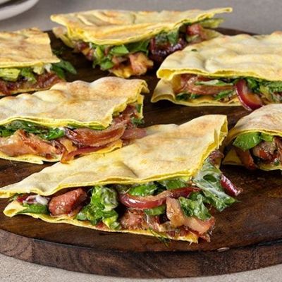 Σκεπαστή με απάκι και καραμελωμένα κρεμμύδια