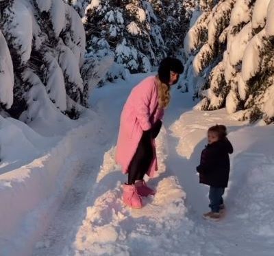 Τούνη - Αλεξάνδρου: Tα παιχνίδια με τον Πάρη στα χιόνια, ο χιονάνθρωπος και το …σημάδι στο μάγουλο