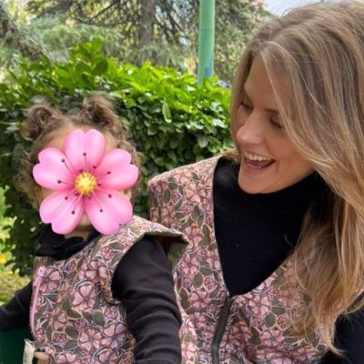 Δανάη Μιχαλάκη: Αγκαλιά με την κόρη της, ντυμένες ασορτί