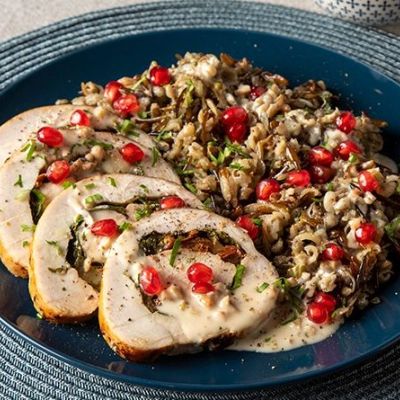 Ρολό γαλοπούλας γεμιστό με Μετσοβόνε και άγριο ρύζι